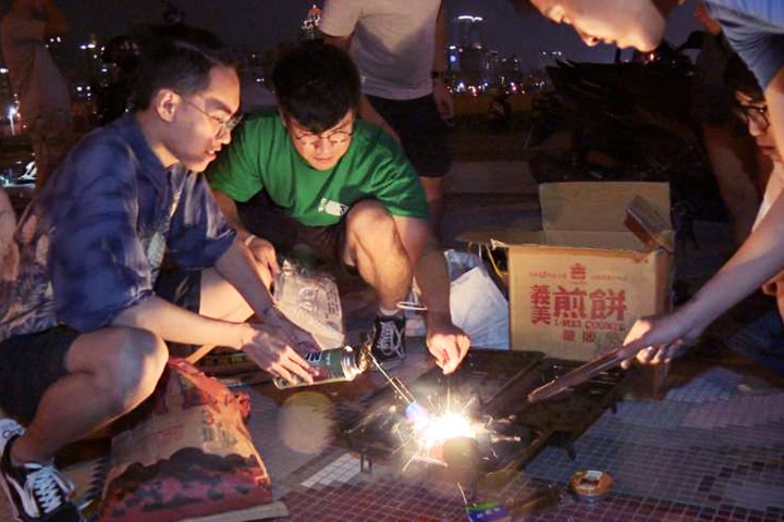 94要烤肉！雨遮月圓 河濱公園千人齊聚