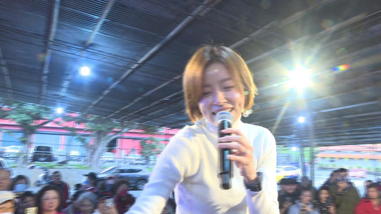 王瞳元宵節林口觀音寺開唱　展現親和力合照來者不拒