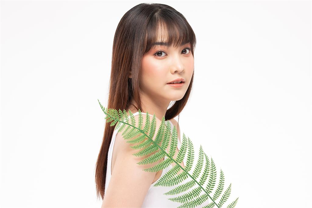 高額頭女生必看!8種髮型設計一秒優化五官比例