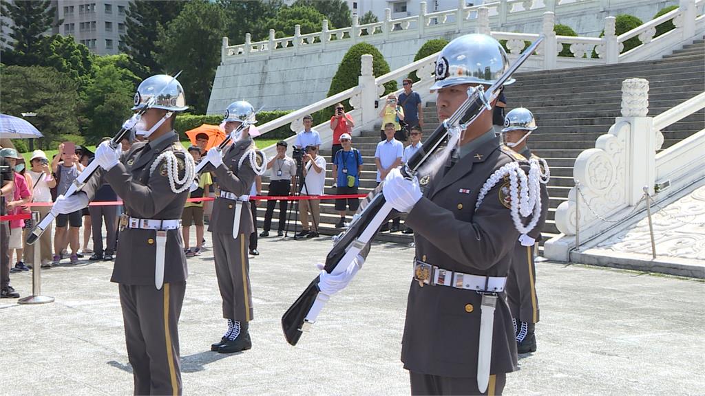 國軍儀隊訓練展示首次移到民主大道　民眾無畏豔陽搶拍