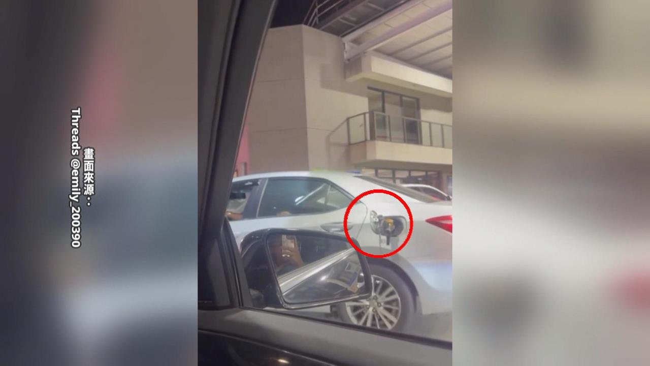 急什麼？加油站油槍還掛油箱上開車走人　下場麻煩了！