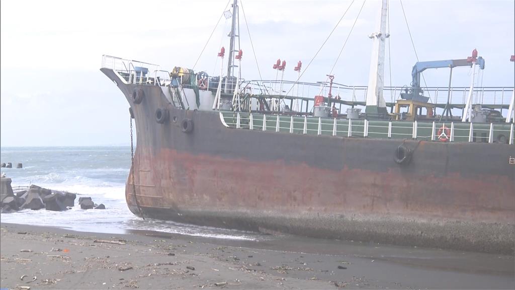 憂廢油外洩污染海洋 高市府要求船東擺正船身