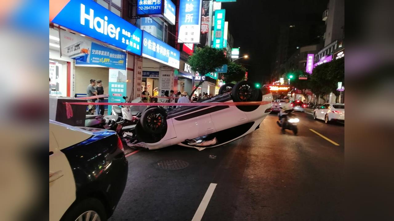 砰！永和街頭傳巨響保時捷四輪朝天　目擊者：男駕駛拎包落跑