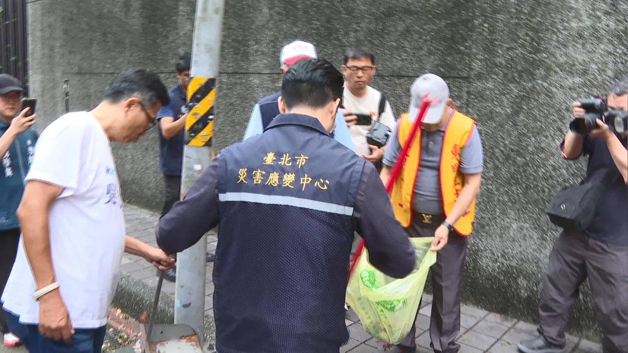 快新聞／才剛體驗撿樹枝！蔣萬安勘災被邀「拿掃把」　1奇怪掃地姿勢被提醒