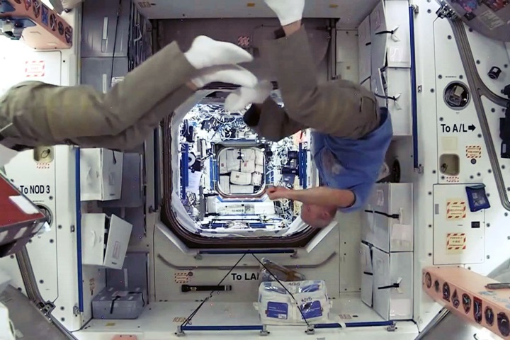 有如「慢動作播放」 5宇航員太空站打羽球