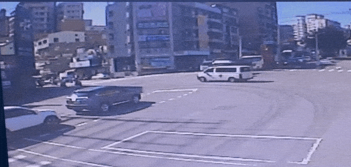 快新聞/衝台中監獄載病患卻遭撞!救護車翻車波及無辜機車騎士釀4傷