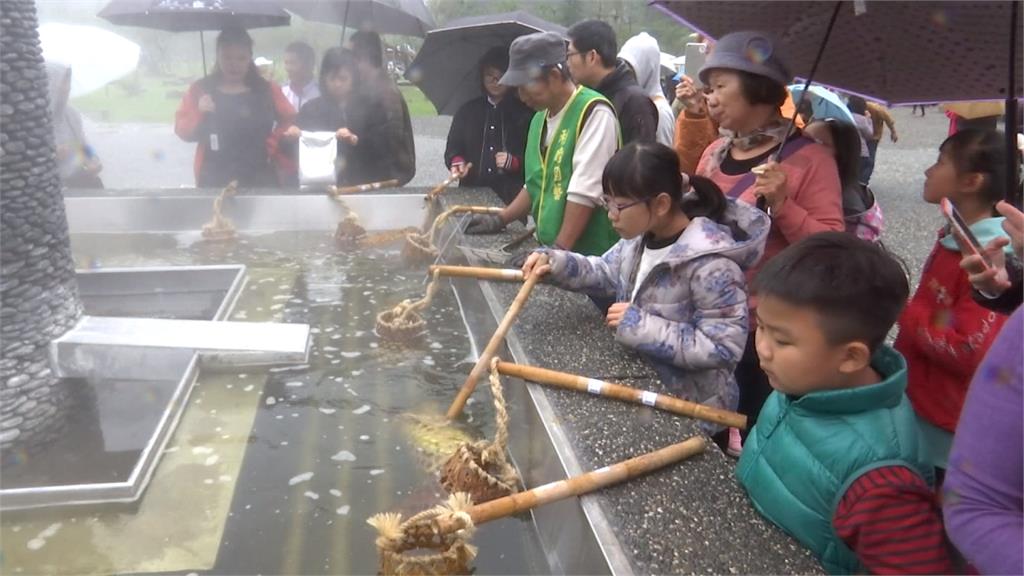 宜蘭清水地熱重新開園！上千遊客煮溫泉蛋、享受泡腳池