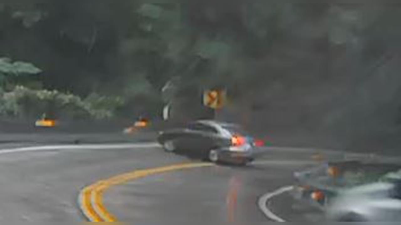 宜蘭蘇花公路車輛險墜谷 駕駛急煞.迴轉撞護欄