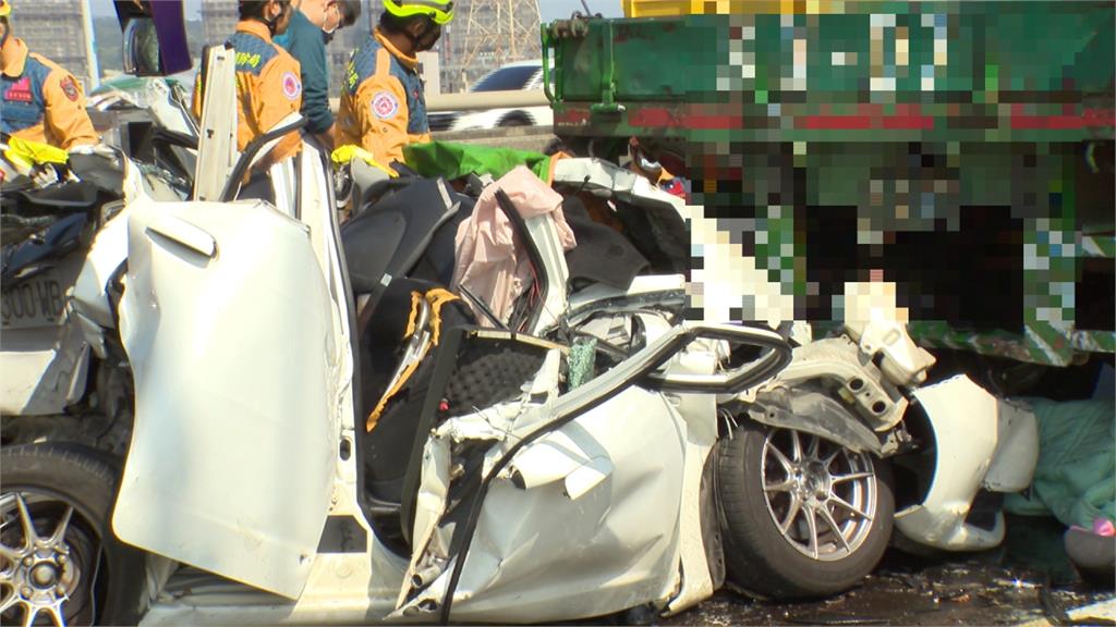 小轎車遭2大車包夾 車上母親死亡、2子女傷