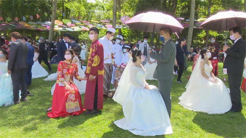 疫情強碰桐花婚禮　新人走紅毯口罩戴好戴滿