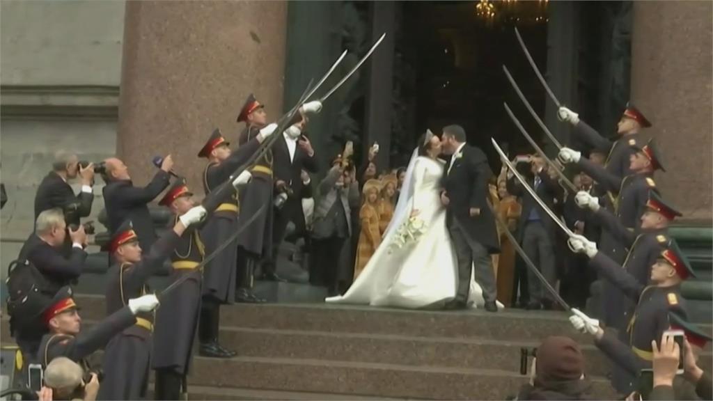 百年「皇室婚禮」重臨俄羅斯！沙皇後裔娶義大利美女　1500人見證送祝福