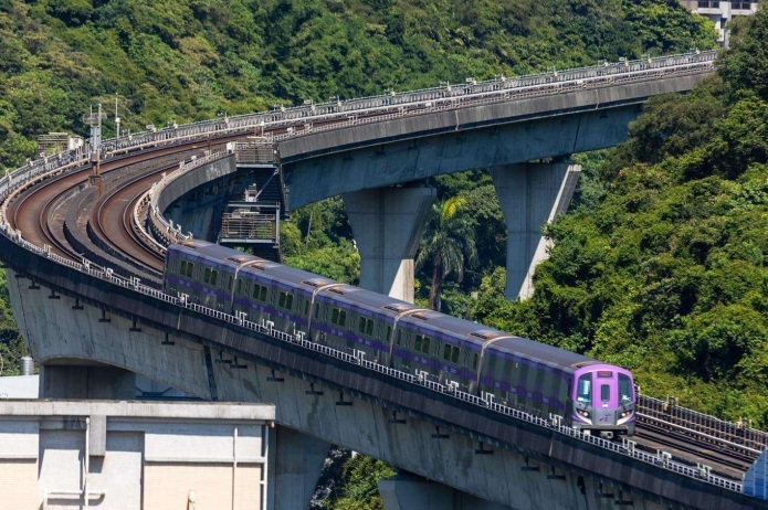 機捷列車系統異常緊急停車　乘客錯愕：怎麼突然不動了？