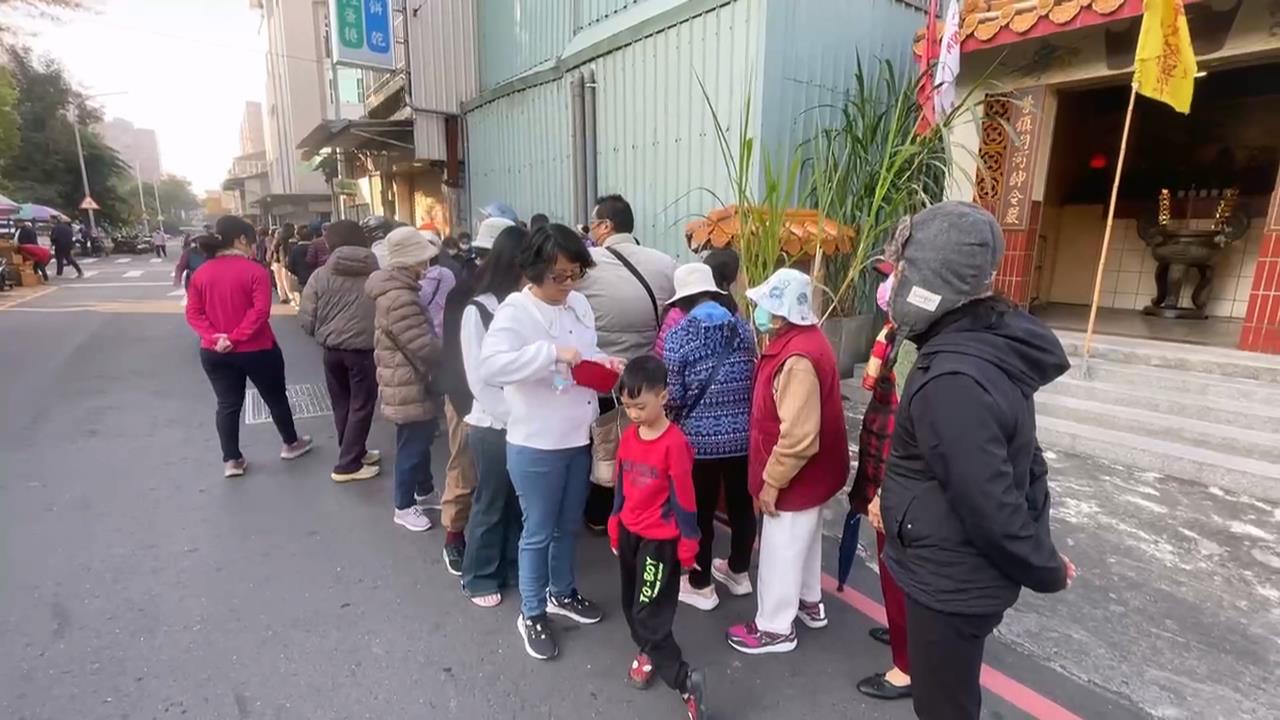 蛋捲名店「福義軒」排長龍　線上登記抽籤減少排隊時間