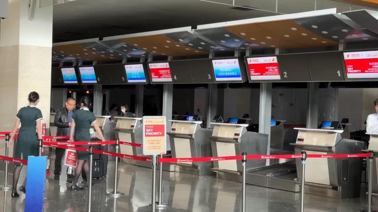 好暗!松山機場無預警停電 旅客「摸黑購物、扛行李走樓梯」