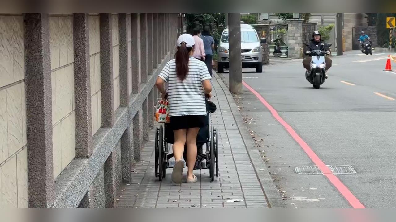 快新聞／桃園中壢90歲阿嬤遭小貨車撞！推輪椅移工也受傷　2人意識不清送醫