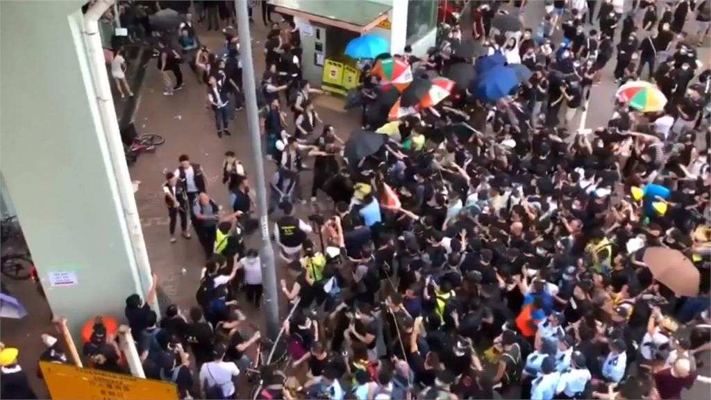 抗議中國<em>水貨</em>客掃貨 香港「光復上水」遊行爆警民衝突