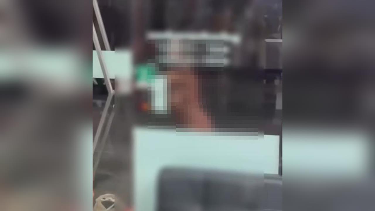 快新聞／羞恥畫面全外流！大馬路竟有裸女「猛晃雙峰狂奔」　警方逮到人了