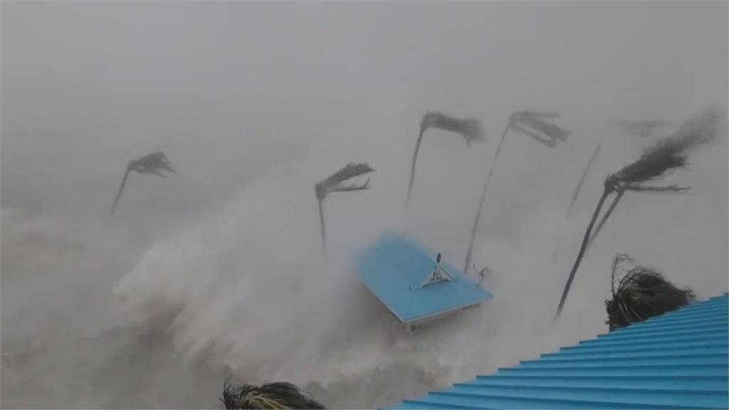 巨獸級颶風登陸佛州！海水被吸到空中、屋頂秒被掀翻　第一災難視角曝
