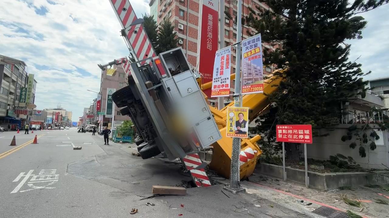 悚！彰化市工安意外　疑地層鬆軟下陷　吊車翻覆　駕駛一度受困