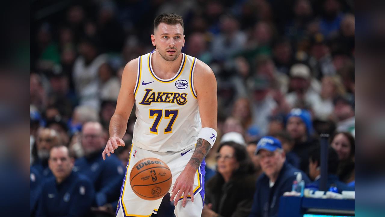 NBA(影)/「東七七」3分球締造新紀錄!湖人克服末節雙位數落後逆轉勝獨行俠