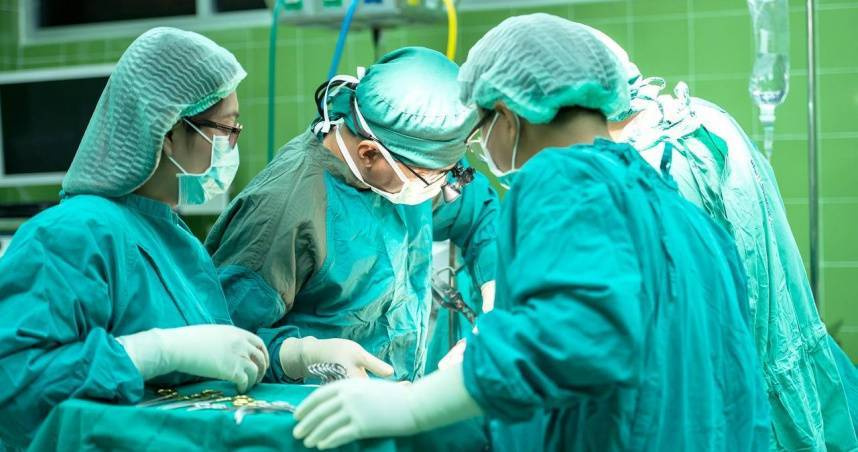 扯！醫生動手術把1物留體內　15歲少年「腎臟爆裂」面臨器官移植