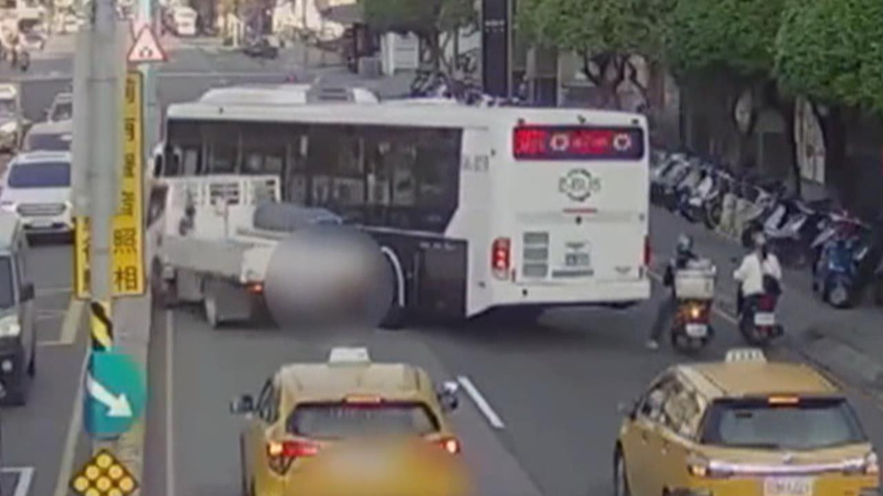 新莊公車撞小貨車4人送醫　疑方向盤機械故障釀禍