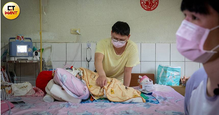 淚求真相4/照顧重癱愛女父又失業 夫妻吃超商折扣餐省錢給孩子買紗布