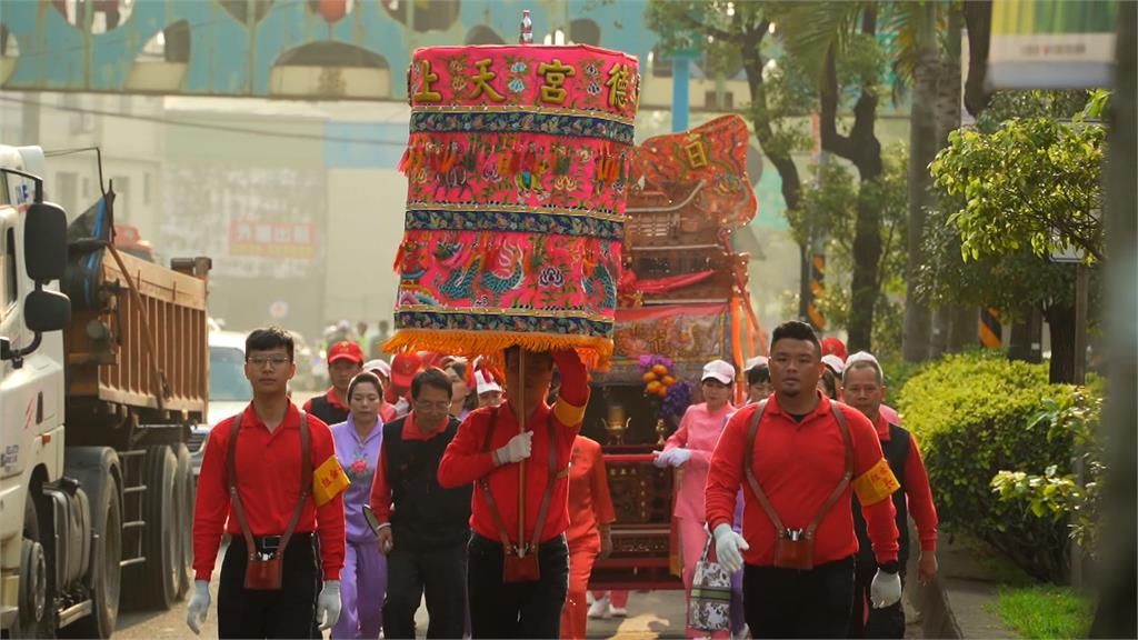 桃園龍德宮四媽祖遶境　回程隊伍抵達新竹火車站