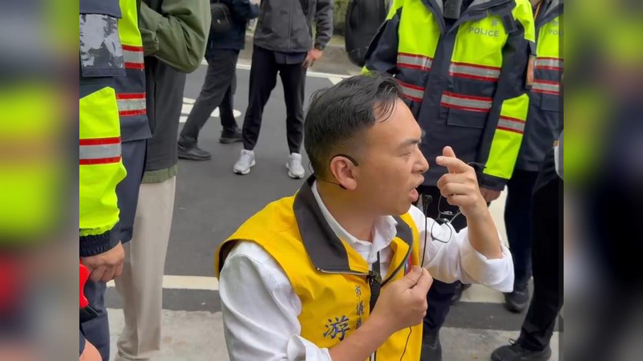 快新聞/民眾黨329遊行游智彬又來鬧!跪地稱用爬的也要過去支持柯文哲