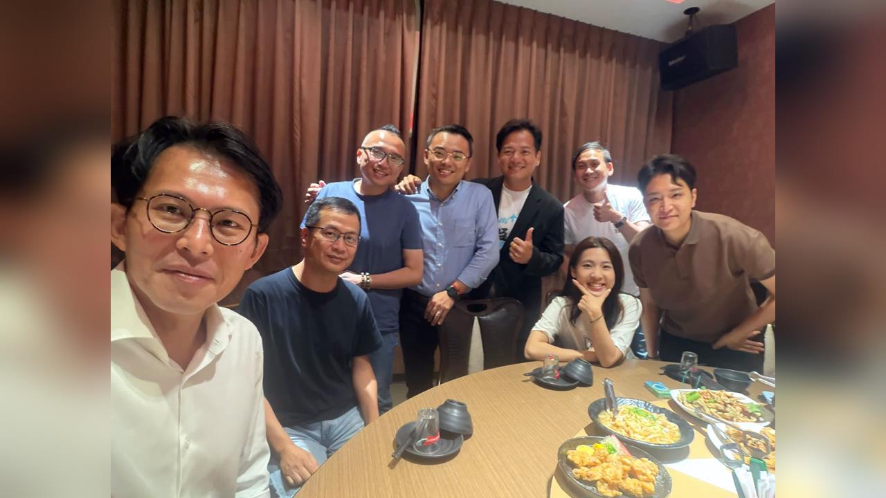 快新聞／黃國昌喊並肩前行！突秀8藍委合照　網批「關燈手」：要入黨了？