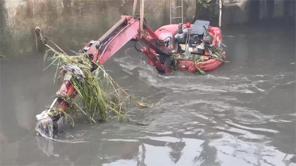 大雨狂炸　彰化挖掘機　排水溝清淤遭滅頂