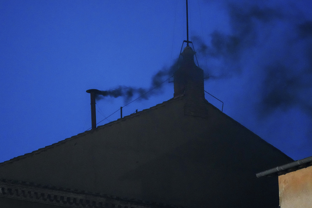 快新聞／西斯汀禮拜堂冒黑煙！樞機主教們未達共識　教宗選舉首輪投票無結果