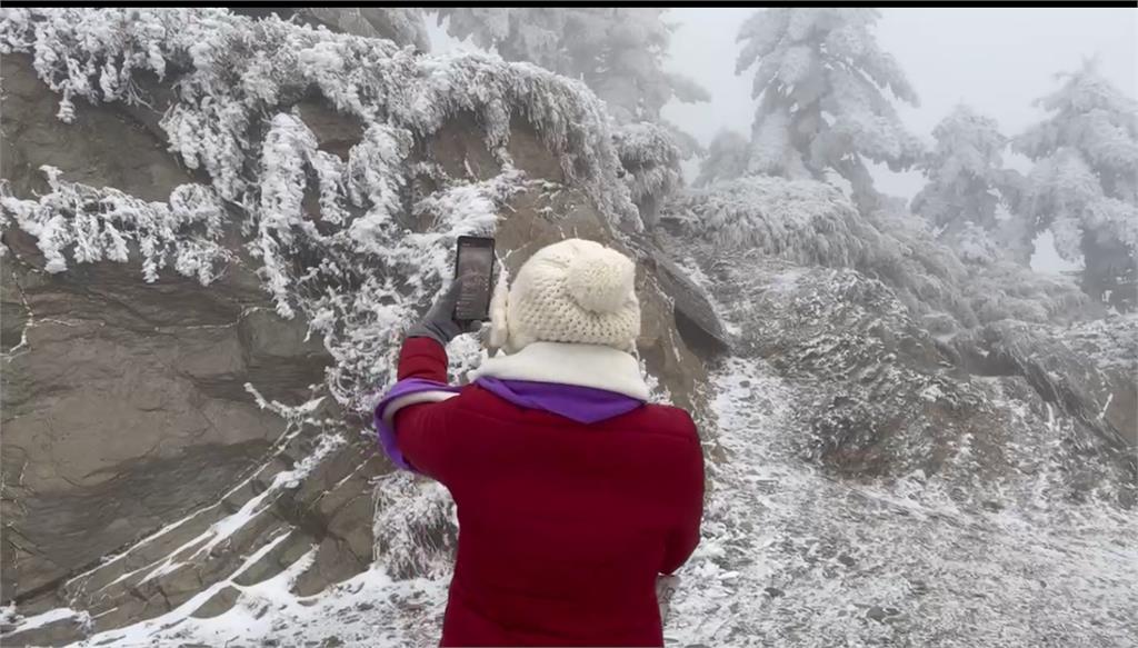 快新聞／合歡山下雪了！積雪厚度0.2公分　再現絕美銀白世界