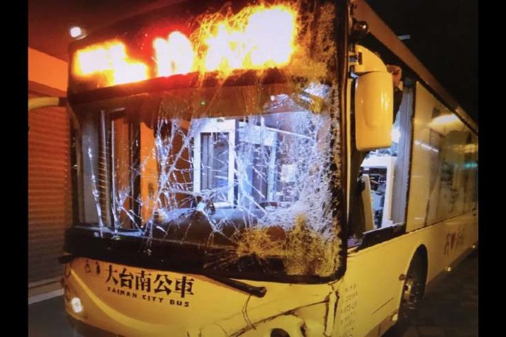 2個月4度出「撞」況！ 台南公車失控撞騎樓