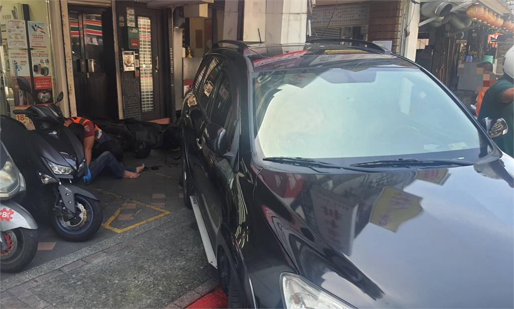 又有老人開車暴衝！北市7旬翁倒車衝進騎樓…騎士受傷險變夾心餅「驚悚畫面曝光」