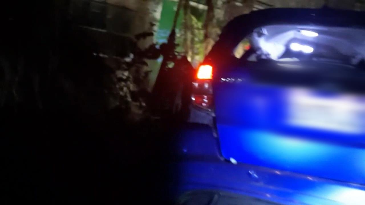 30公尺煞車痕跡! 轎車撞破圍牆衝進果園拋飛亡