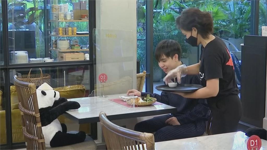曼谷餐廳防疫新招 貓熊玩偶陪吃飯