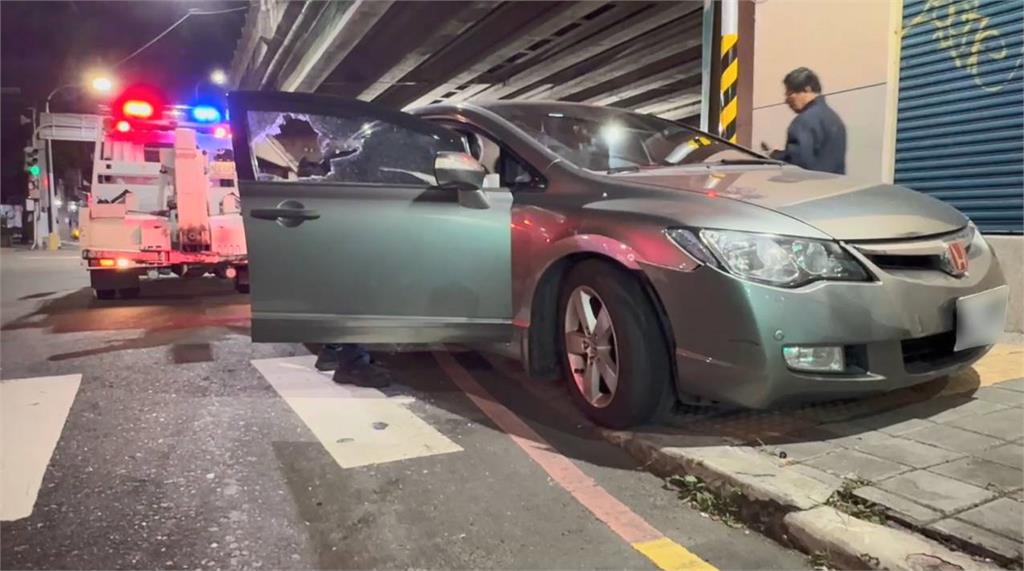 快新聞／又見毒駕！男子深夜自撞路燈　三重警破窗逮捕送辦