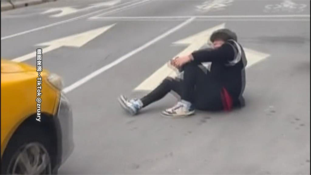 台北萬華男子疑製造假車禍！　小黃前「假裝被撞」只為攔車要搭