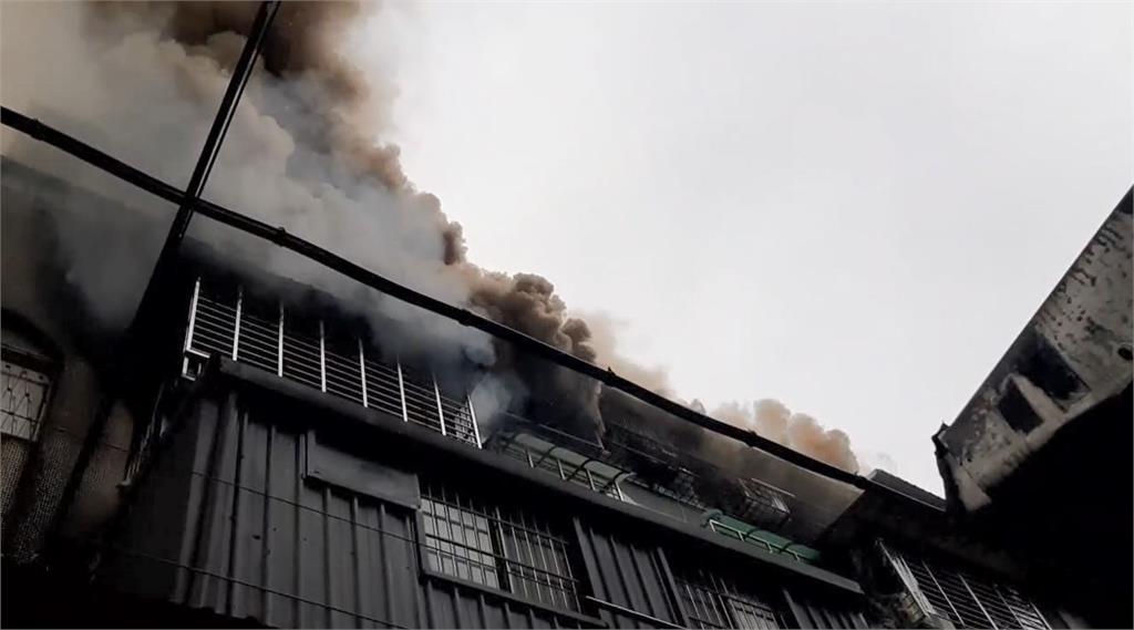 快新聞／最新！新北板橋民宅突竄火舌　濃煙漫天畫面曝光