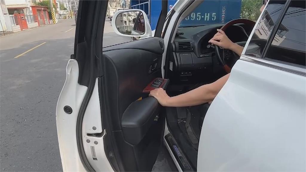 三寶現蹤！臨停路邊突開車門　下秒慘遭「對折」