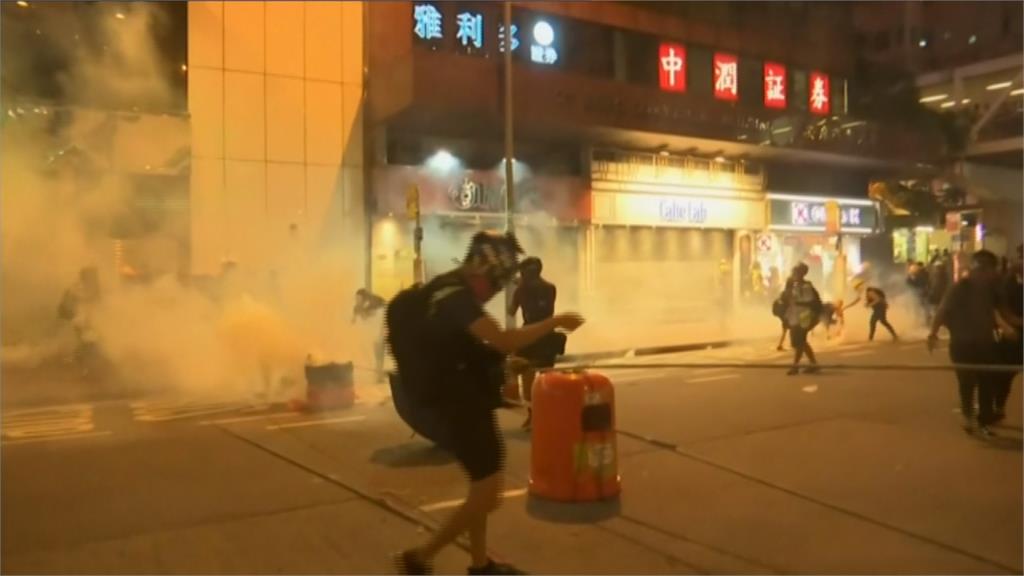 反送中／入夜濺血！警使用塑膠子彈驅離、民眾頭破血流