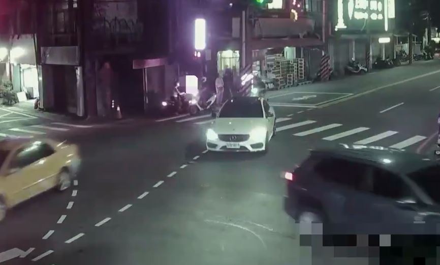 慣犯！已有3次酒駕前科　男「拒檢衝撞警」警負傷逮人