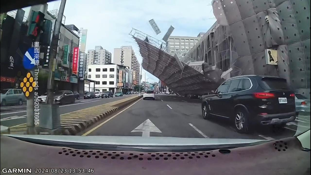 鷹架倒塌瞬間畫面曝光太嚇人！　中央市場鷹架倒塌壓6車１人送醫