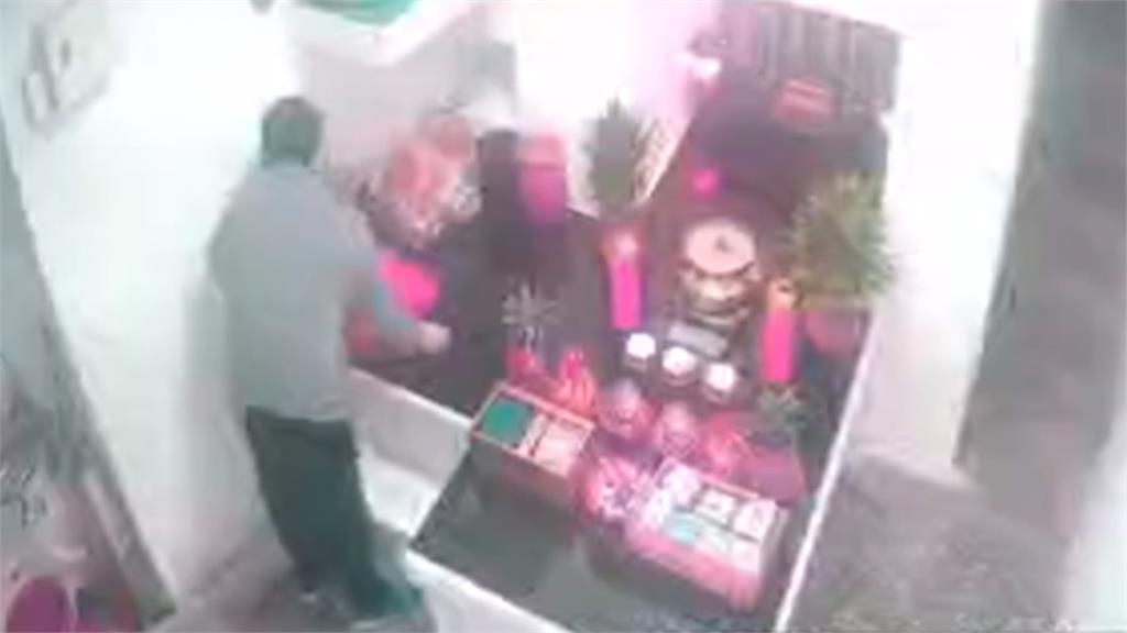神明眼皮下行竊！基隆男偷走供品還亂便溺