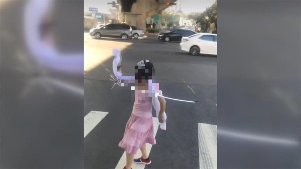 高雄女「邊跳舞邊過馬路」　警：違法行為依法開罰