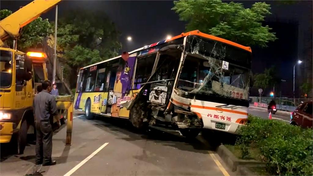 「長賜輪」陸上版？板橋公車撞爛橫擋三車道