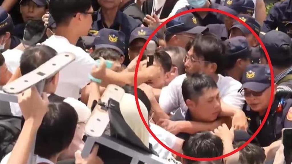 警遭勒脖還幫打圓場「黃國昌沒有惡意」！律師曝「一般人下場」示警：不要學