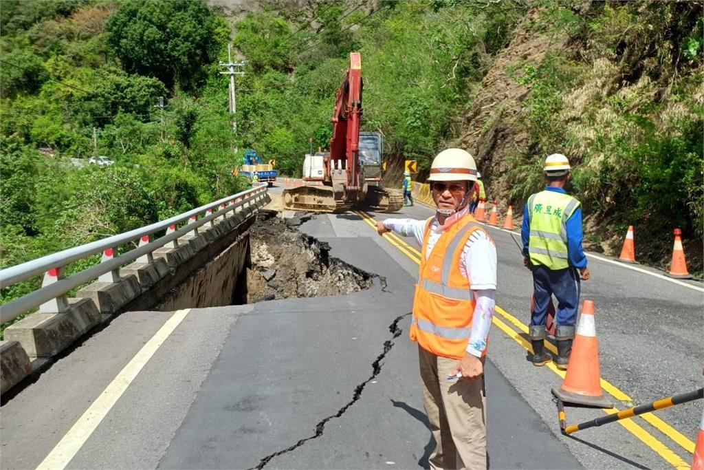 快新聞/驚!台九線「這路段」中午突現巨大天坑 相關單位緊急搶修中