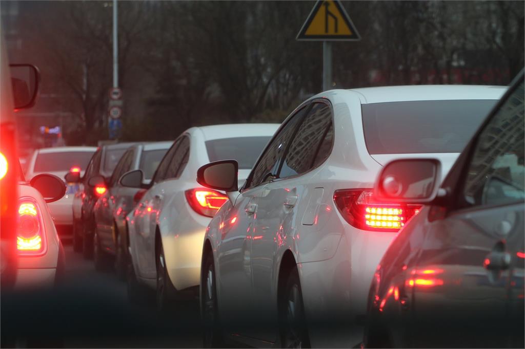 年假出遊塞車狂憋尿！　醫師提醒「這3類人」很危險